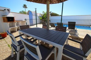 Outdoor dining - quiet house with private pool for 6 persons, only 500m from the beach of Fuente del Gallo, with Wifi and air condition (Conil de la Frontera)