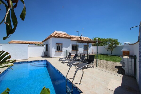 Pool - quiet house with private pool for 6 persons, only 500m from the beach of Fuente del Gallo, with Wifi and air condition (Conil de la Frontera)