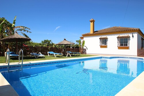 Confortale house for 6 people with poll and a beautifull garden, located in quiet area