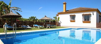 Confortale house for 6 people with poll and a beautifull garden, located in quiet area