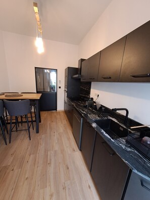 Fridge, microwave, oven, stovetop - Large apartment in the town center, 5 minutes' walk from the beach and historic center.  (Ajaccio)