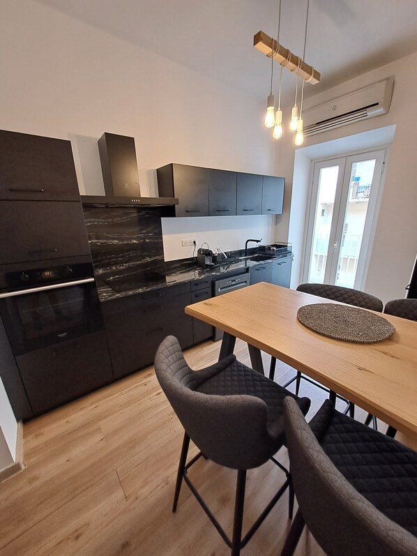 Kjøleskap, mikrobølgeovn, ovn og kokeplater