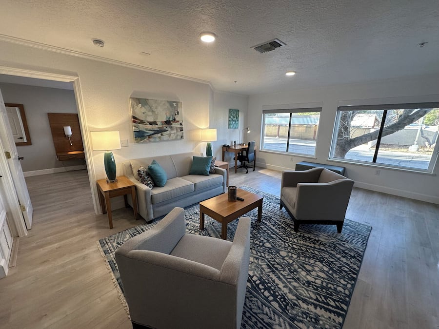 Apartemen Deluks, 2 kamar tidur | Area keluarga | Televisi 55-inci dengan saluran TV digital