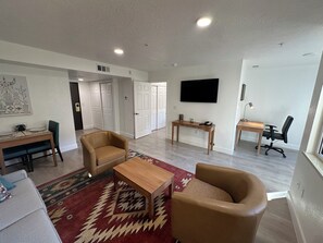 Appartement Deluxe, 1 chambre | Aire de séjour | Téléviseur de 55 po avec télévision numérique