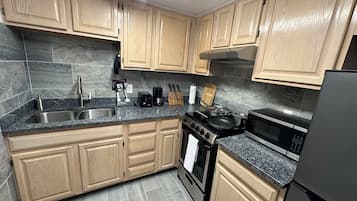 Refrigerador con freezer, microondas, horno, placa de cocina
