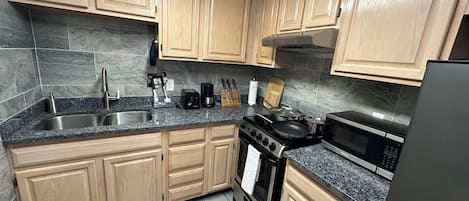 Full-sized fridge, microwave, oven, stovetop