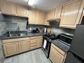 Réfrigérateur grande capacité avec congélateur, four à micro-ondes