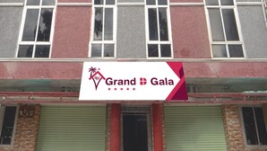 Un bâtiment sur lequel est apposée une enseigne indiquant « Grand gala ».