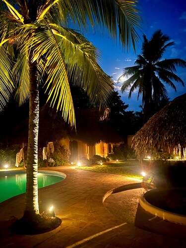 Casa Marina Spacious 4-bedroom bungalow with WiFi AC in beautiful PuertoSan Jose