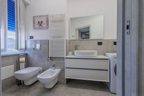 SĂšche-cheveux, serviettes fournies, savon, papier toilette