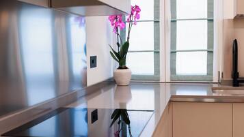 Refrigerador, microondas, horno y parrilla de estufa