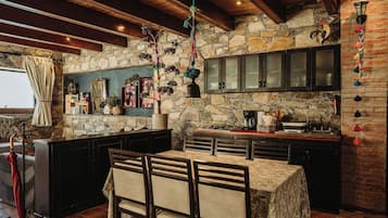 Junior Room, 1 Bedroom, Bathtub, Mountain View | Private kitchen | Spices