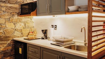 Deluxe Room, 1 Bedroom, Balcony, Mountain View | Private kitchen | Spices