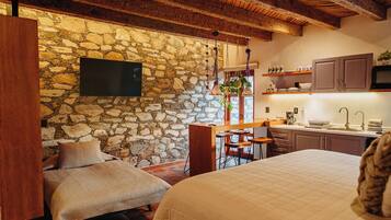 Premium bedding, down comforters, free cribs/infant beds, free WiFi