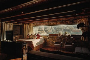 Habitación junior, 1 habitación, bañera, vistas a la montaña | Ropa de cama de alta calidad, edredones de plumas, cunas gratuitas