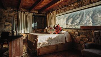 Habitación junior, 1 habitación, bañera, vistas a la montaña | Ropa de cama de alta calidad, edredones de plumas, cunas gratuitas