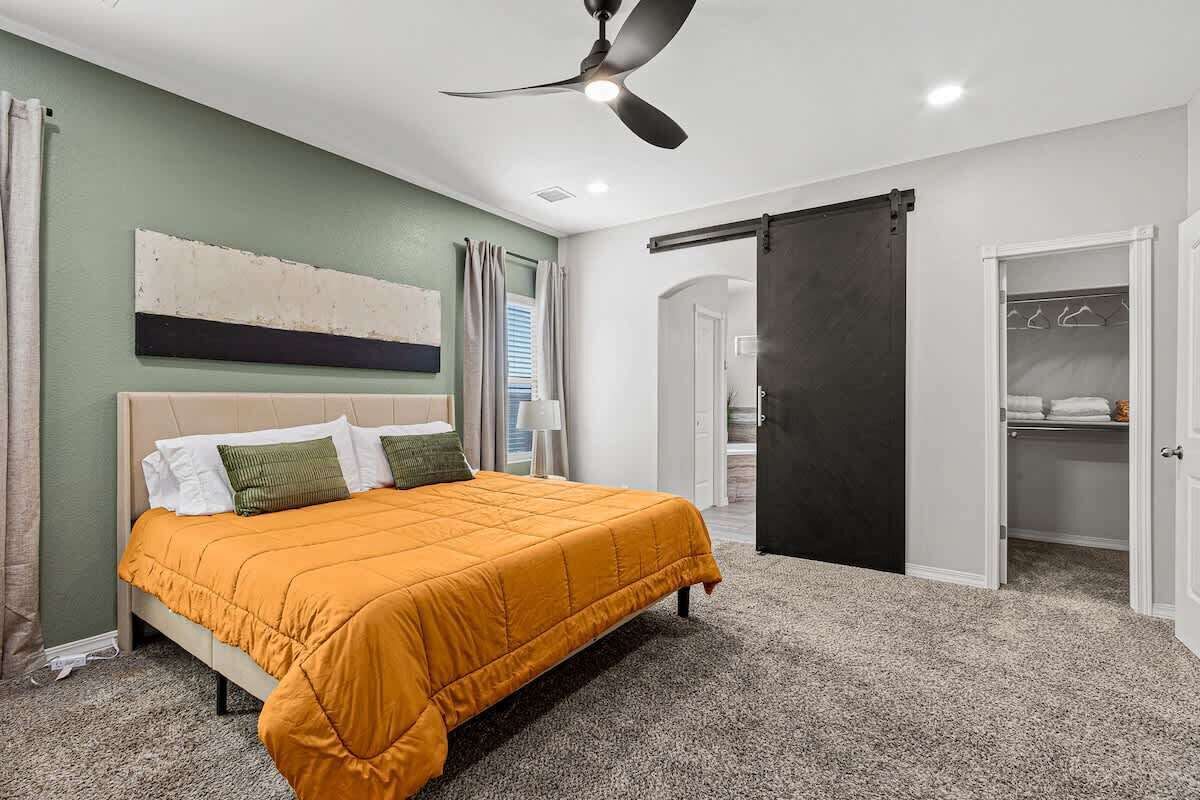 4 habitaciones, tabla de planchar con plancha, wifi y ropa de cama 