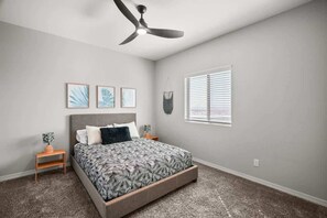 4 bedrooms, iron/ironing board, WiFi, bed sheets - Massive Backyard! Tri Level Home 4 Bed 3.5 Bath (El Paso)