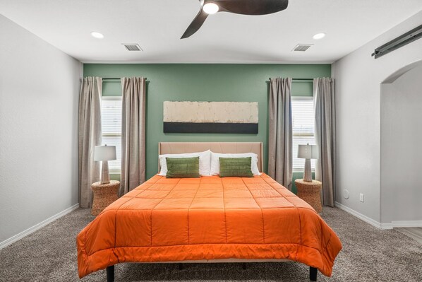 4 عدّة غرف نوم ومكواة/لوح كي وواي فاي وملاءات أسرّة