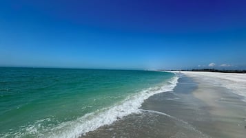 ビーチの近く、ビーチタオル