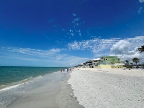 Playa en los alrededores y toallas de playa 