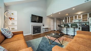 Smart TV, fireplace