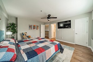 2 bedrooms, desk, iron/ironing board, travel cot - Charming Uptown Condo Sports Enthusiast’s Dream (Charlotte)