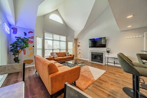 Smart TV, fireplace - Charming Uptown Condo Sports Enthusiast’s Dream (Charlotte)