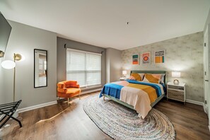 2 slaapkamers, een bureau, een strijkplank/strijkijzer, reisbedje