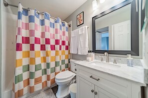 Hair dryer, towels, soap, toilet paper - Charming Uptown Condo Sports Enthusiast’s Dream (Charlotte)