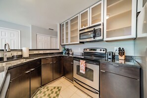 Fridge, microwave, oven, stovetop - Charming Uptown Condo Sports Enthusiast’s Dream (Charlotte)