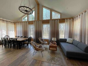 Smart TV, caminetto, tavolo da ping pong