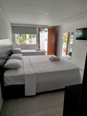 Escritorio y espacio para trabajar con laptop 