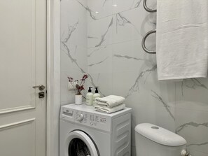 SĂšche-cheveux, serviettes fournies, savon, papier toilette