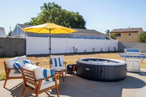 Terrace/patio - NEW Tranquil Escape - Hot Tub, BBQ, Near LA & Disney (Covina)