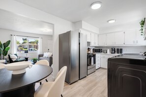 冷蔵庫、電子レンジ、オーブン、コンロ