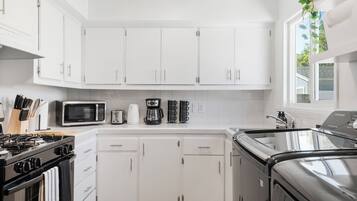 Een koelkast, een magnetron, een oven, een kookplaat