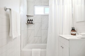 Hair dryer, towels, soap, shampoo - NEW Tranquil Escape - Hot Tub, BBQ, Near LA & Disney (Covina)