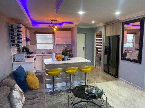 Marvelous Getaway  Home with Fibre & 5G internet, 24 hour security in Alberton.