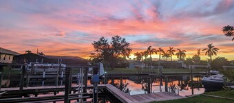 The Ocean Breeze - Cape Coral - A boaters dream, only minutes to the river!