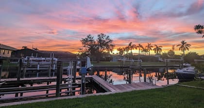 The Ocean Breeze - Cape Coral - A boaters dream, only minutes to the river!