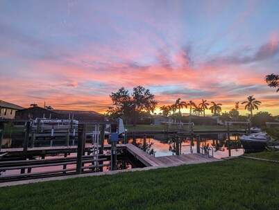 The Ocean Breeze - Cape Coral - A boaters dream, only minutes to the river!