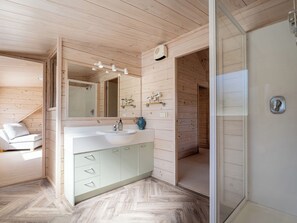 Shower, hair dryer - Waterfront Paradise - Pauanui Holiday Home (Pauanui)