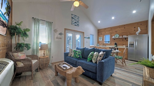 Fish Camp Cottage by Avantstay Shared Pool+views