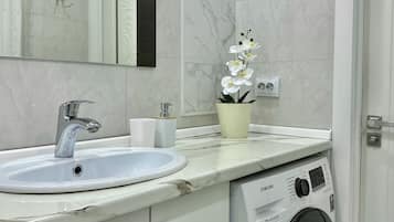 Sèche-cheveux, serviettes fournies, savon, papier toilette