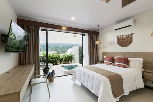 Cozy private studio with jacuzzi, kitchen, best location, volcano view