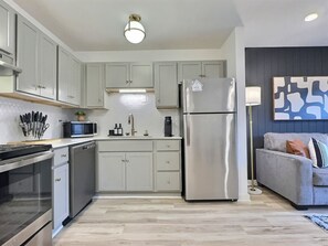 冷蔵庫、電子レンジ、オーブン、コンロ