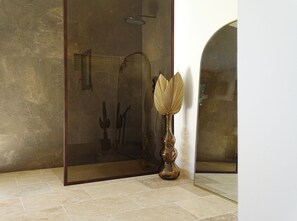 Douche, séchoir à cheveux, serviettes fournies, savon