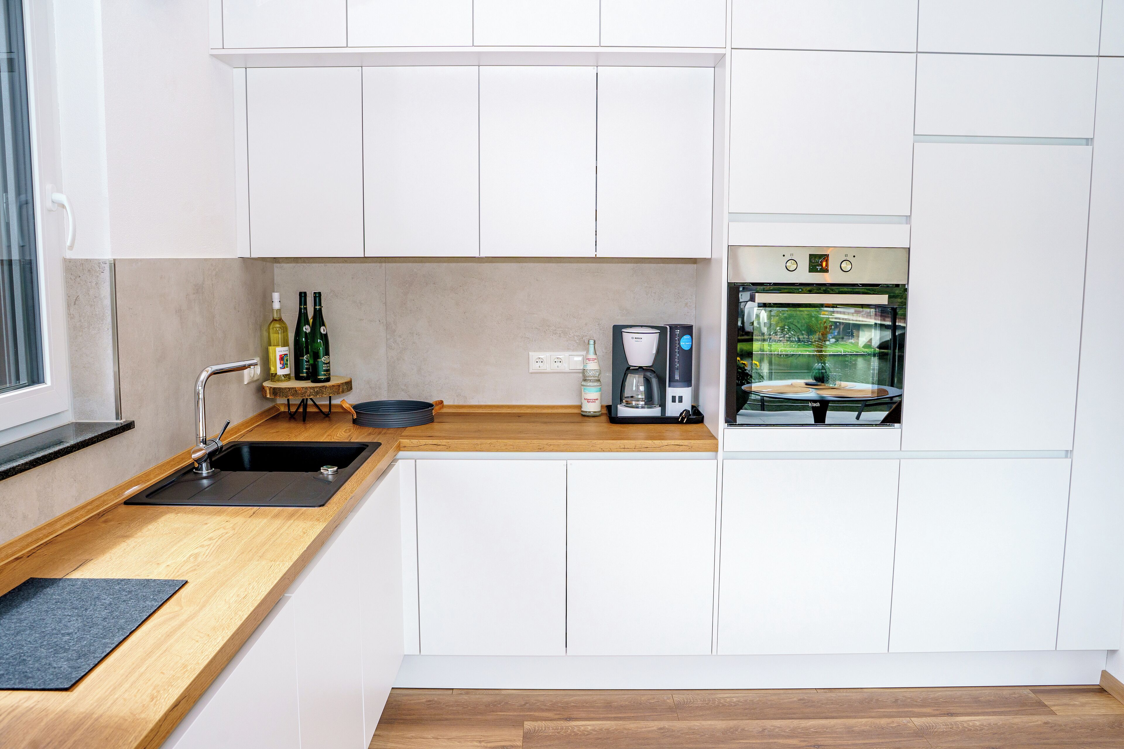 Wasserkocher mit Kaffee-/Teezubehör, Kühlschrank, Ofen, Herdplatte