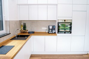 Refrigerador, horno, parrilla de estufa y lavavajillas